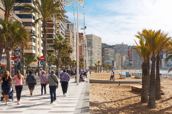 Benidorm, Espagne - 25 février 2020 : Les gens profitent d'une journée ensoleillée à la plage de Levante dans la station balnéaire espagnole populaire Benidorm, Alicante, Espagne — Photo