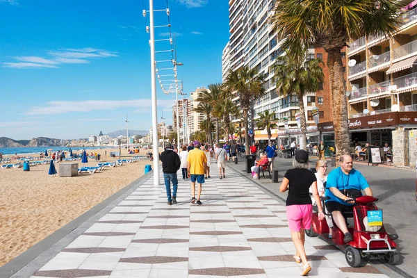 Benidorm, İspanya - 25 Şubat 2020: İnsanlar İspanya 'nın popüler Benidorm tatil beldesi Alicante' deki Levante plaj bölgesinde güneşli bir günün tadını çıkarıyor
