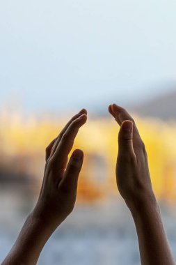 Çocuk el çırpıyor, Coronavirus salgını sırasında doktorlar, hemşireler ve hastane çalışanlarını desteklemek için balkondan alkışlıyor.