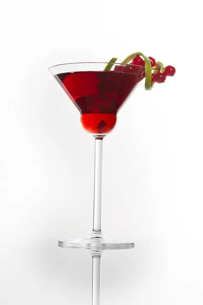 Röd cocktail i martini glas. — Stockfoto