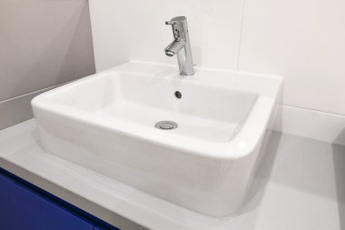 Bathroo beyaz lavabo musluk