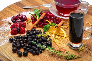 çay seti ile Ahududu ve Frenk üzümü