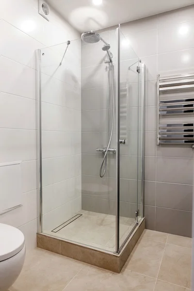 Moderno interior de un baño con showe — Foto de Stock