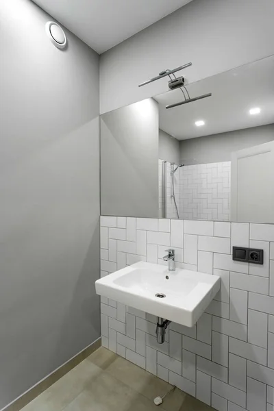 Baño interior con lavabo, lavabo y espejo — Foto de Stock