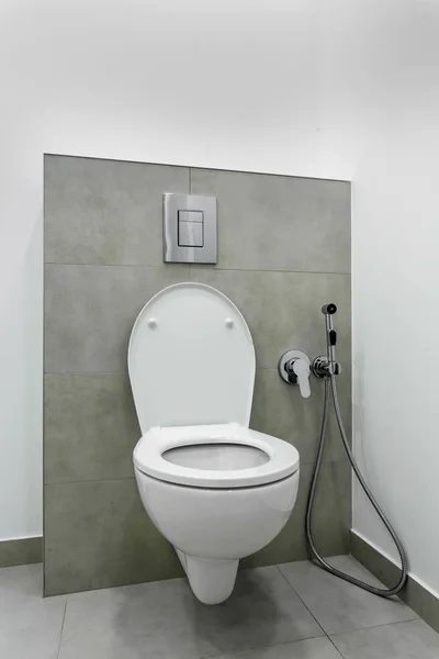 Toalett skål i badrum interiör — Stockfoto