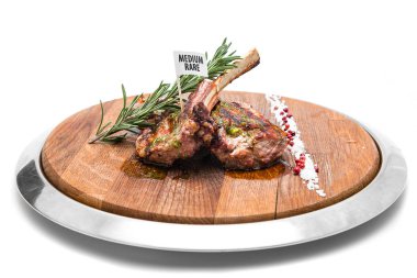 bir ahşap tahta üzerinde kuzu raf