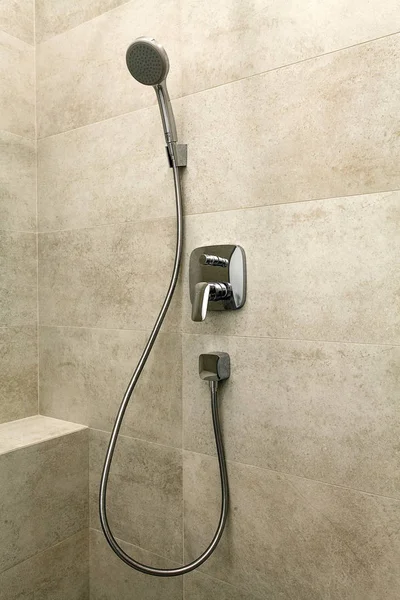 Prysznic chromowany w łazience — Zdjęcie stockowe