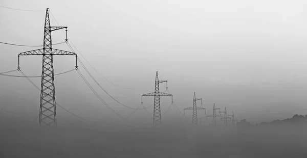 Nagyfeszültségű torony a ködben — Stock Fotó