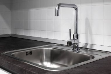 musluk ve lavabo mutfakta