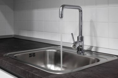 musluk ve lavabo mutfakta
