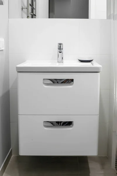 Mikser i umywalka w łazience nowoczesne — Zdjęcie stockowe