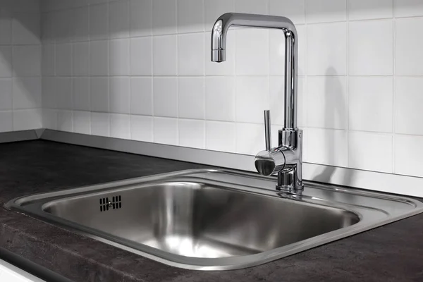 Faucet and sink in the kitchen — Stock Photo, Image