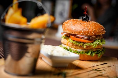 çizburger patates kızartması ile ahşap tahta üzerinde