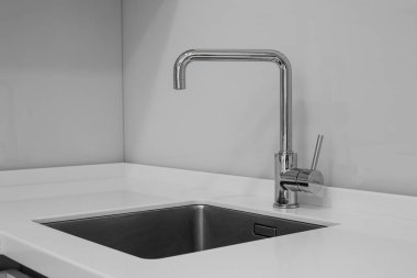 musluk ve lavabo mutfakta