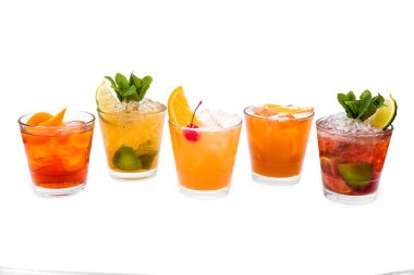 Beyaz bir adam beş farklı alkollü kokteyller çekim