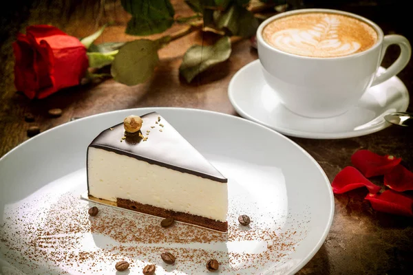 Bir kahve Kupası ile lezzetli peynirli kek