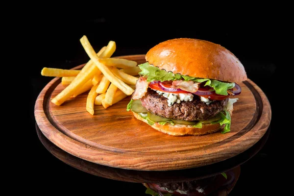 Çizburger ahşap bir domuz üzerinde patates kızartması ile