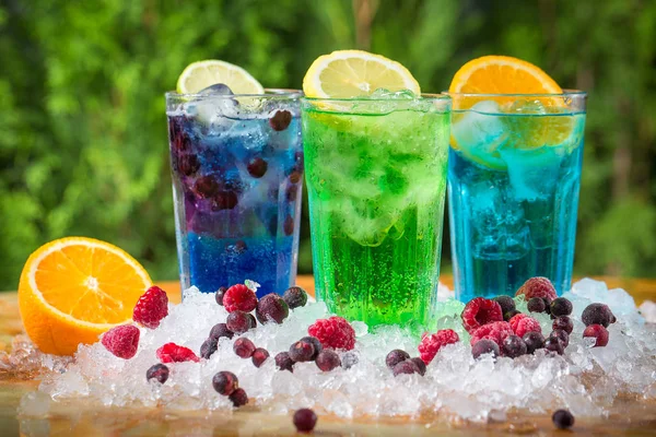 Cocktail estivi in ghiaccio con bacche — Foto Stock