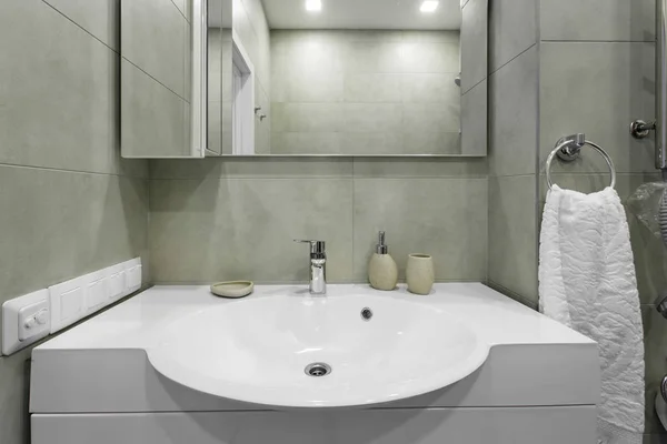 Mezclador y fregadero en un baño moderno — Foto de Stock