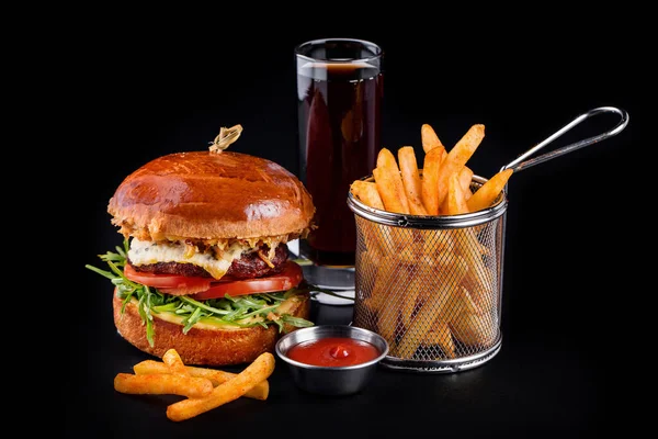 Cheeseburger mit Pommes und Soße auf schwarzem Hintergrund — Stockfoto