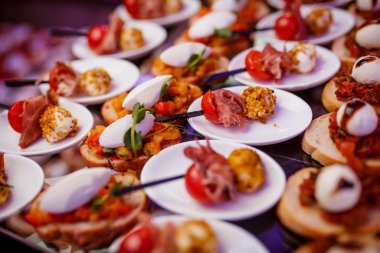 Festival masasında farklı kanepe aperatifleri