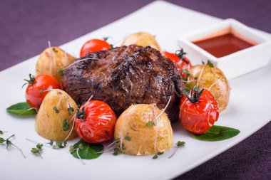  domatesli, patatesli ve soslu dana eti. 