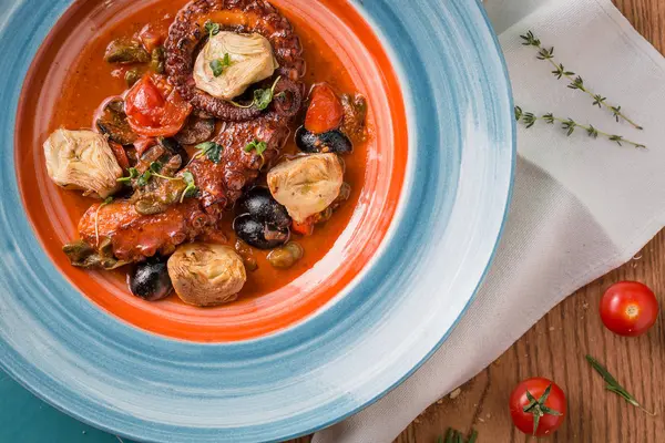Томатный суп с щупальцами осьминога морепродукты и оливки — стоковое фото