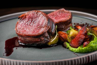  İki sulu dana biftek, bezelye püresi ve patates.