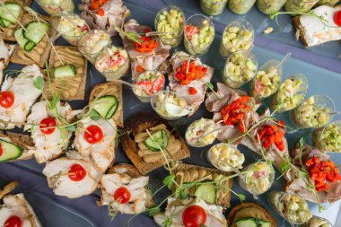  Çeşitli kanepeli açık büfe masaları iştah açıcılar tatiller için açık büfe sandviçler. 