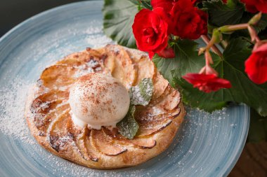  Mavi tabakta naneli dondurmayla süslenmiş Fransız elmalı turtası. 