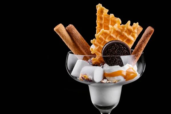 Chutná vanilková zmrzlina nalitá solným karamelem s marshmallem — Stock fotografie