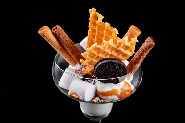 Délicieuse crème glacée à la vanille versée avec du caramel au sel avec des gaufres de guimauves et des biscuits aux pépites de chocolat — Photo