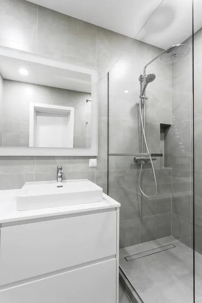 Salle de bain intérieure avec lavabo robinet et miroir — Photo
