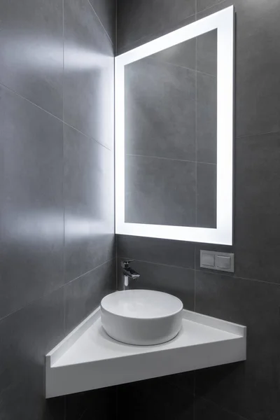 Wnętrze łazienki z kranem i lustrem — Zdjęcie stockowe