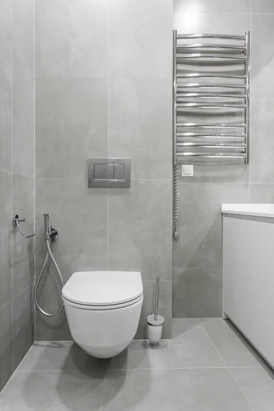 Salle de bain intérieure avec WC blanc et bidet — Photo