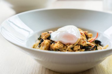 W onsen yumurta ile sıcak spagetti ve kızarmış fesleğen tavuk kontör