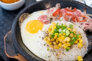 Barbekü sığır eti biber pirinç