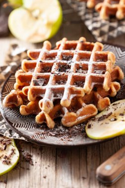 Kahvaltıda Belçika usulü Fransız waffle 'ı. Çikolatalı, şekerli ve elmalı tatlı servis ediyorum..