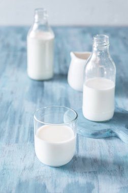Masadaki şişelerde organik sebze sütü
