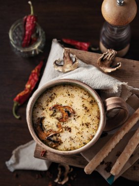 Kremalı çorba ve mantarlı ekmek çubuklarıyla güzel bir servis.