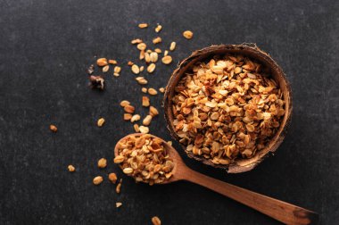 Gri arka planda hindistan cevizi tabağında klasik granola.