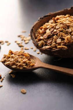 Gri arka planda hindistan cevizi tabağında klasik granola.
