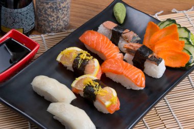 Sashimi ve suşi rulo