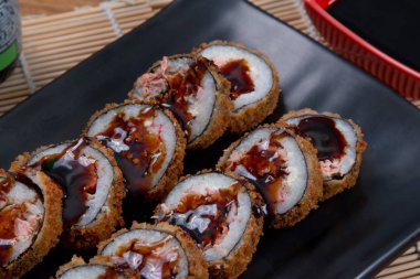 sıcak Japon suşi roll