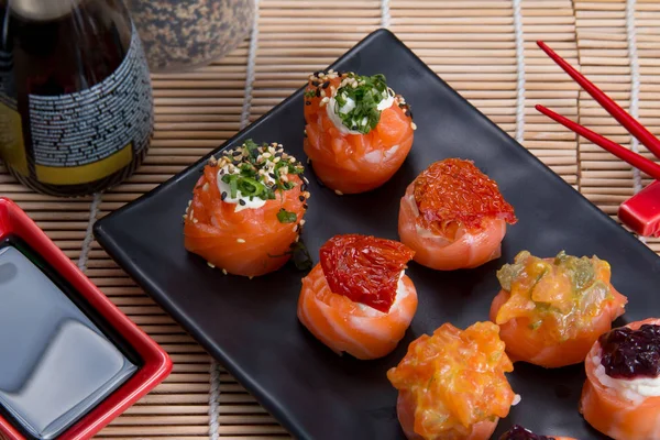 Sashimi y rollos de sushi — Foto de Stock