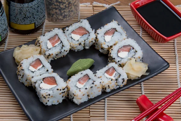Japon yemekleri uramaki