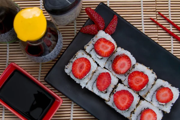 Uramaki Japon çilek