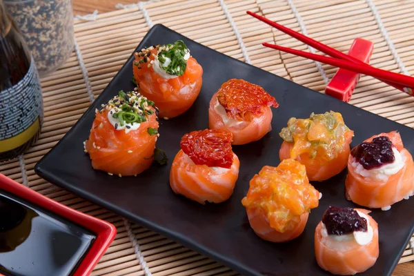 Sashimi y rollos de sushi — Foto de Stock