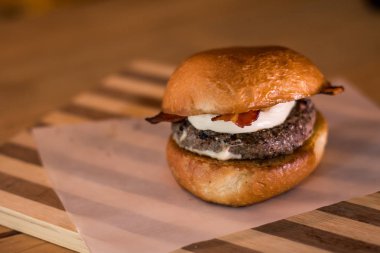 Burger aperatif holding