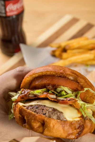 Burger aperatif holding